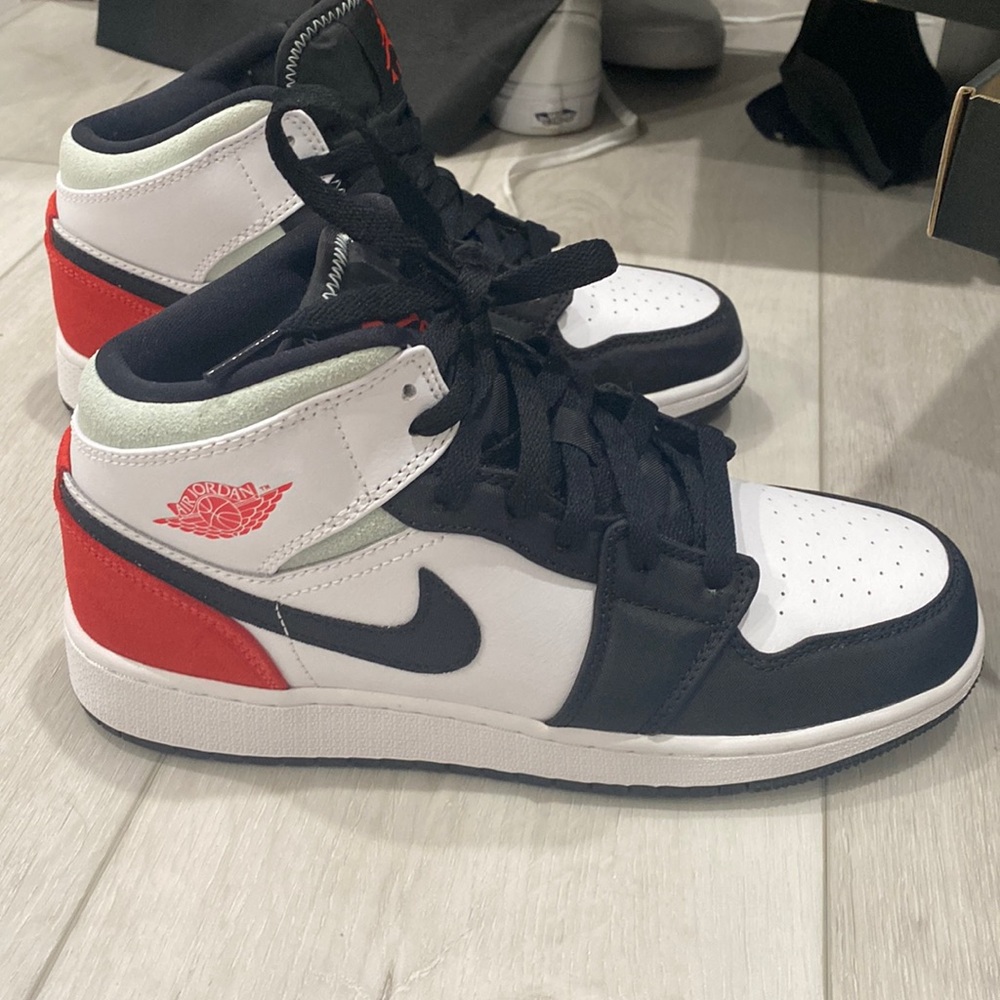 New Jordan 1 mid (gs) youth size 6 womens 7.5/8